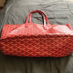 This is a Goyard tote